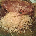 ぶあいそ - 【2011年03月】豚足パリパリコラーゲン焼きの下はキャベツの千切り。