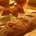 六覺燈 - 太陽の様なしっとりパンと、あんずの入ったライ麦パン
