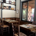 ア フェネステッラ - 雰囲気の良い店内