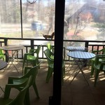 ア フェネステッラ - 店内からワンコOKのテラス席を　冬以外はオープンテラスになりそう