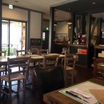 ア フェネステッラ - かなり広めな店内です