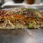 お好み焼き 鉄板焼き がんすけ - お好み焼き(断面)