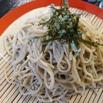 玄武洞茶屋 - 九割の挽きぐるみ蕎麦。コシが強めでツルッとしたのど越しが美味でした。