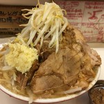 ラーメン荘 歴史を刻め - ラーメン 750円 ＋ 豚増し 200円 (無料トッピング：野菜・ニンニク・アブラ)