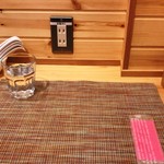 麺屋 貝原 - ランチョンマットと紙おしぼりがセットされています。