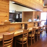 麺屋 貝原 - カウンターの向こうに厨房