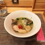 麺屋 貝原 - つくね・レア鶏チャーシュー、かいわれ、大葉などトッピングもふんだんに☆