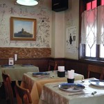 ビストロボルドー - レトロな雰囲気の店内とサインで埋め尽くされた壁