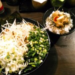 家系ラーメン クックら - 中盛ネギラーメン(８２０円)に万能ネギ(１００円)ときざみネギ(５０円)をトッピング。玉子まぶし(普通盛ライスだと１８０円)はライスに刻み海苔、そしてカットされた味玉。