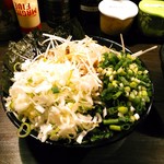 家系ラーメン クックら - これで１９０円分の葱。器が小さいわけじゃないですよ！全面に盛り盛り！