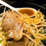 家系ラーメン クックら - 豚肩ロースかな、まあまあ歯応えのある薄めのチャーシューは３枚。今年に入りすぐに少し平たい麺に変わりました。ほうれん草は結構沢山。しっかりとした海苔は３枚。