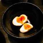 家系ラーメン クックら - いまだけ？Twitterフォロワー特典の味玉サービス。いい感じに固まっていますよね。チャーシュー増しも選べます。