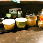 家系ラーメン クックら - 辛味なくちょっとだけ甘いきざみしょうががまた旨い。他にマヨネーズや唐辛子ペーストもあり。