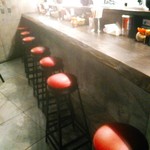 家系ラーメン クックら - 洒落たカウンター席。テーブル席もふたつあり。