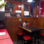 長浜屋台 やまちゃん - 店の角には4人掛けテーブルもあり、グループで訪れるお客さんも多い