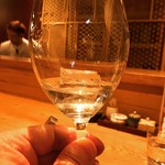 炭と地酒とたしなみワイン Kai本店 醸す - 最後はオンザロックスで味の変化を楽しんだ、唎酒師の店長オススメの飲み方だ