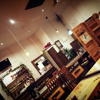 カントリー調でおしゃれな店内。デートにもぴったりの一軒