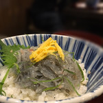 鳥羽答志島 浜与本店 - 生しらす丼