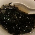 香港茶廊 - ワカメ、菜の花、玉ねぎがいっぱい入ったスープ