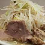 麺のまたざ - モヤシ山盛り、なかなか麺にたどり着けない