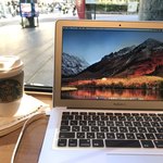 スターバックス・コーヒー - 2018/01 窓側のカウンター席のすべてに電源コンセント設備があり、PCでの作業やバッテリーの補給ができるのはウレシい