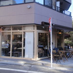 新宿御苑前にあります