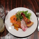 キッチン＆ワイン アガリス神楽坂 - 前菜とサングリア白