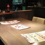 Horumon Yakidoujou Kura - 店内のテーブル席の風景です