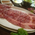 肉焼食堂もりしん - はみ出そうなお肉！