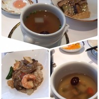 銀座アスター 本店 - 五目あんかけご飯半分取り分け分、卵は分けられないので別皿で提供。スープ、漬物付き