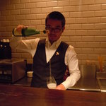 ヴィネリア・リンコントロ - 慣れた動作でグラスへ注ぐ