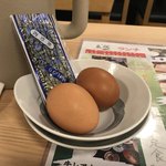 生本まぐろ へぎそば 炉端焼 魚然 - サービスの生卵と味付け海苔