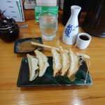 上海餃子館 - 酢+ｺｼｮｳ+味噌だれ。水餃子だのメンマだの撮ってないなだ。とっくりが一ノ蔵なんはご愛嬌。