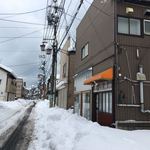 パティスリーソランジュ - 店前の雪に覆われた道路