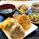 ふれあいキッチン べるえぽっく - おにぎりも惣菜も各50円、8品で合計400円