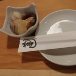 Sushi Izakaya Yataizushi - お通し…根菜類煮しめ