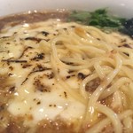 紅 - 麺にチーズが絡む