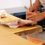 和久 - 説明しながら鯛をさばく大将