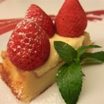 トラットリア 29 - 「ホワイトチョコ風味の生地にカスタードと苺の組み合わせ」：しっとりとしたタルト生地は砂糖の甘さを控えておとなの味