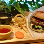 MUU MUU DINER - ムウムウバーガーセット   クラムチャウダーはかなり濃厚〜。ルックスはいい感じ(^○^)