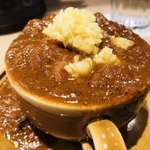 さっぽろルーカレーNAGAMIYA - コーヒーカップに入ったルー
                                上に載っているのが生姜です