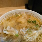 中村麺三郎商店 - 海老ワンタン３個２００円追加。