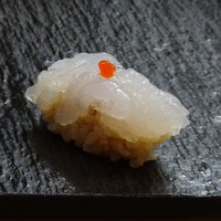 鮨おかだ - ◆白エビ・・シャリとの間には「海老味噌」上には「海老に頭などを煮詰めたものがのせられています。 これが海老の味わいが濃くて、口に中の海老の味わいが広がりました。