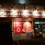 Pizzeria Napoletana Bufalo - 夜のお店の前