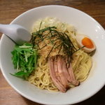 翔丸 - 和風油そば上部からのショット。シンプルな具材がキチンと主役を引きたてています！