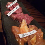 松阪牛焼肉 M - 肉の盛り合わせ。色々雰囲気の違う肉が味わえてお得。