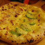 イタリア酒場 - カルボナーラ:アボカドのピザ