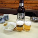 三忠食堂 - 大瓶ビール630円としらすおろし100円