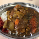 富山市役所 レストラン - ニンジン、タマネギ、豚肉入ったお家カレー。期待してたのは業務用出来合いカレー。喫茶店やカレー屋とは違うレトルトとも違うヤツ。そういうのってありそで無いんだよなぁ〜。昔は国道レストランとかにあったけど。