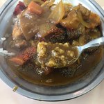 富山市役所 レストラン - 縦喰いでいただきまーす！うーん普通！婆ちゃん作るカレー。“こくまろ”かな？そんな味です。
            お役所食堂は人いっぱい来るしおばちゃんが業務用即席ルーで作る方がコストかからんだろうしねー。
            ちょっと残念。
            